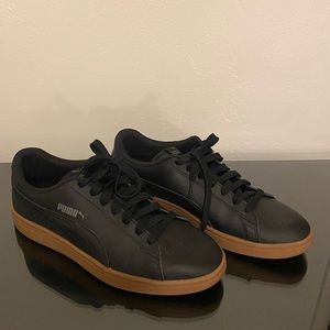 Puma mens black gum sole sneakers size 9